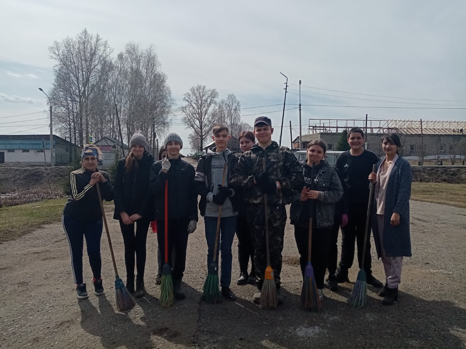 В рамках Общероссийской патриотической акции «Дорога к   Обелиску»,  28 апреля волонтёры Солтонской средней школы под руководством специалиста по работе с детьми и молодёжью районного Дома культуры  Е.Н.Галановой.