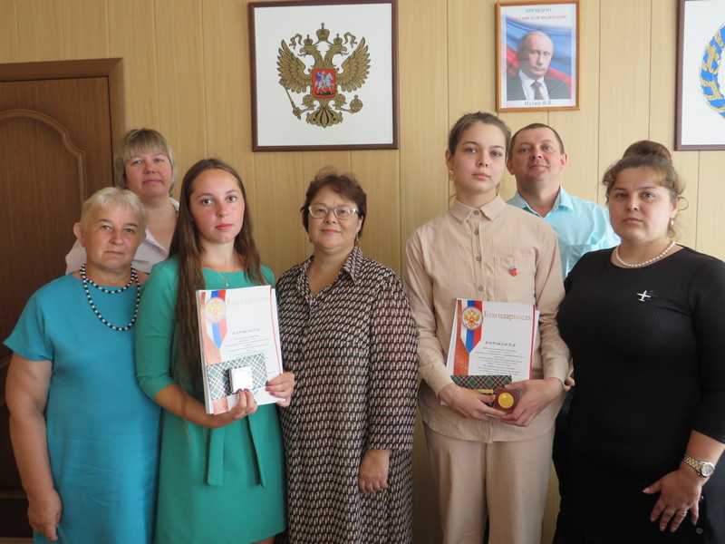 Сегодня в кабинете главы Администрации Солтонского района  состоялось чествование   выпускников 11-х классов школ Солтонского района, награжденных медалями «За особые успехи в учении» первой  степени..