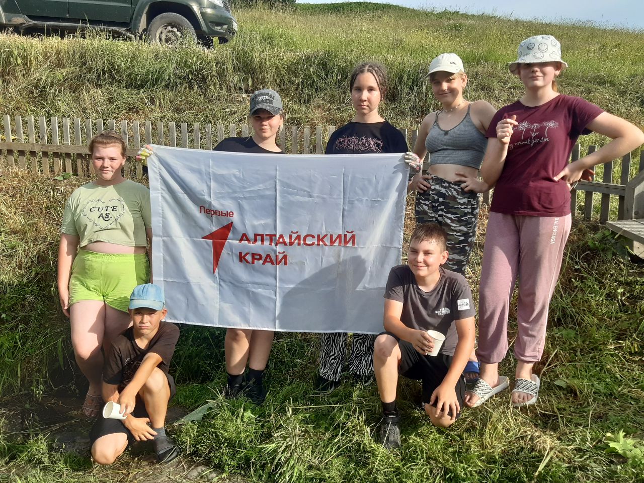 Ребята из волонтёрского отряда и участники Движения Первых (Глухова Снежана, Кабанова Настя, Мартинович Алиса, Печенёва Валерия, Пудов Никита, Сотова Эвелина и Махоткин Матвей) в преддверии праздника &quot;День семьи, любви и верности&quot; провели очистку родника.