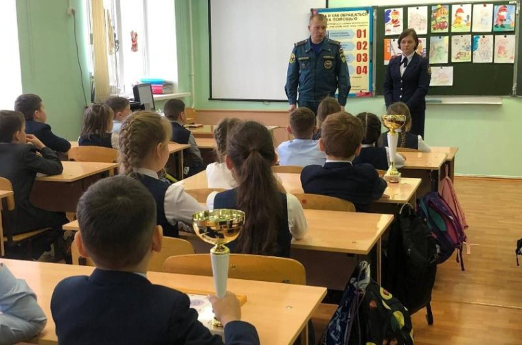 "Основы безопасности и защиты Родины" и "Труд" станут обязательными школьными дисциплинами. "Основы безопасности и защиты Родины" и "Труд" станут обязательными школьными дисциплинами.