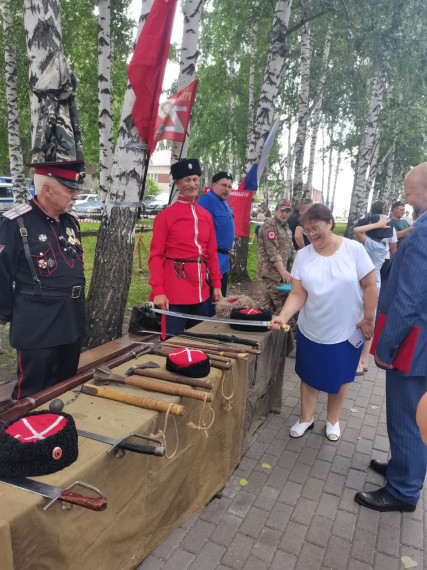 Наш район богат талантливыми мастерами, людьми творческими и увлеченными, для которых любой материал-источник вдохновения и фантазии. В этом можно было убедиться на праздновании 100-летия Солтонского района, которое прошло 20 июля.. Наш район богат талантливыми мастерами, людьми творческими и увлеченными, для которых любой материал-источник вдохновения и фантазии. В этом можно было убедиться на праздновании 100-летия Солтонского района, которое прошло 20 июля..