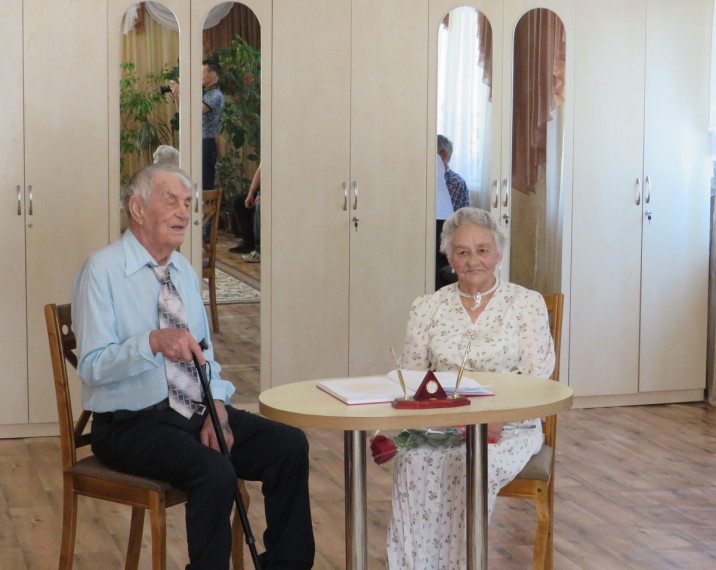 Благодатная свадьба — 70 лет Редкая супружеская пара празднует 70 лет совместной жизни, поэтому такой юбилей можно назвать уникальным.. Благодатная свадьба — 70 лет Редкая супружеская пара празднует 70 лет совместной жизни, поэтому такой юбилей можно назвать уникальным..