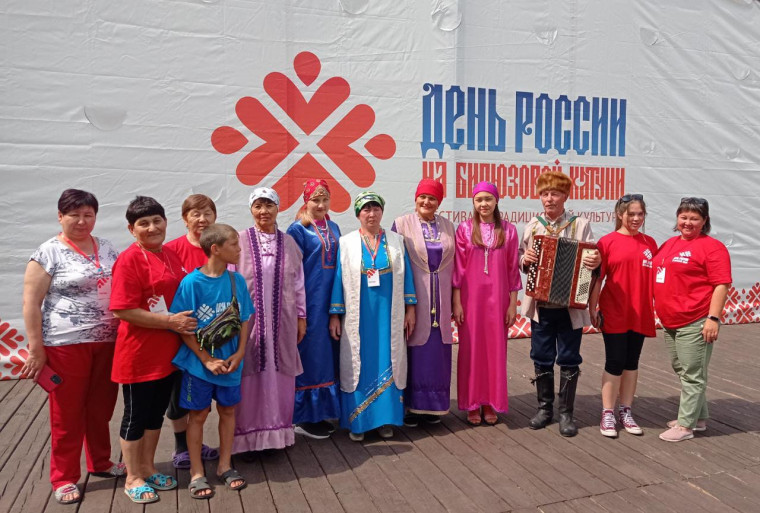 12 июня прошли праздничные мероприятия, посвященные Дню России. В Алтайском крае центром праздника вновь стал Алтайский район, где в 11-й раз прошел Всероссийский фестиваль традиционной культуры «День России на Бирюзовой Катуни». 12 июня прошли праздничные мероприятия, посвященные Дню России. В Алтайском крае центром праздника вновь стал Алтайский район, где в 11-й раз прошел Всероссийский фестиваль традиционной культуры «День России на Бирюзовой Катуни».